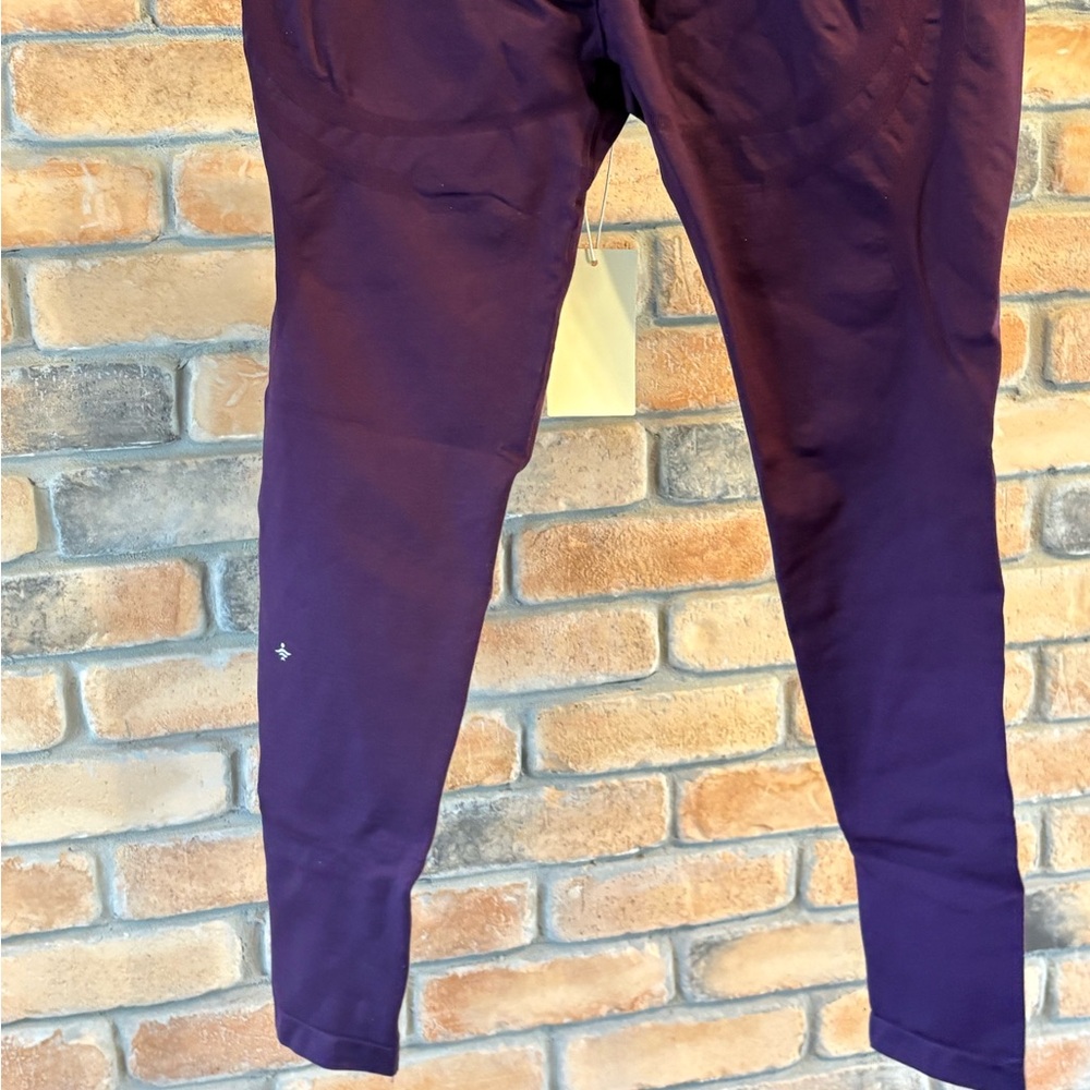 HALARA
Seamless Flow Mid Rise Tummy Control Butt Lifting Yoga 7/8 lengthLeggings